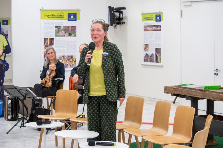 Einleitung in das Gespräch zur Ausstellung durch die Leiterin des Teams Jugendbauhütten der Deutschen Stiftung Denkmalschutz Silke Strauch