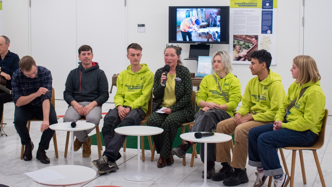 Gespräch zur Ausstellung mit der Leiterin des Teams Jugendbauhütten Silke Strauch (4. v. l.) und Freiwilligen der Jugendbauhütten