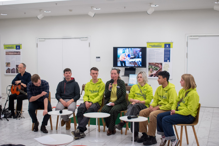 Gespräch zur Ausstellung mit der Leiterin des Teams Jugendbauhütten Silke Strauch (4. v. l.) und Freiwilligen der Jugendbauhütten