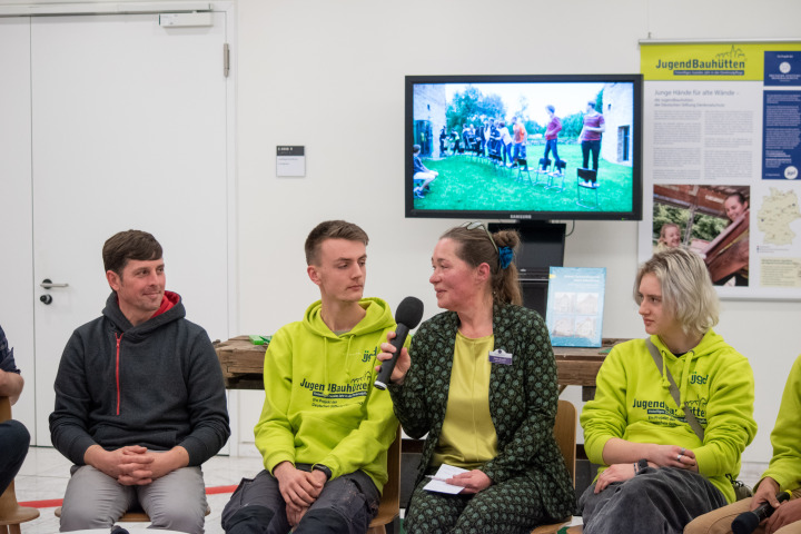 Gespräch zur Ausstellung mit der Leiterin des Teams Jugendbauhütten Silke Strauch (2. v. r.) und Freiwilligen der Jugendbauhütten