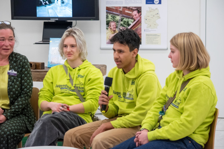 Gespräch zur Ausstellung mit der Leiterin des Teams Jugendbauhütten Silke Strauch (l.) und Freiwilligen der Jugendbauhütten