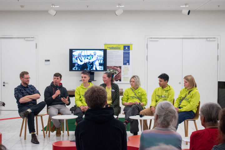 Gespräch zur Ausstellung mit der Leiterin des Teams Jugendbauhütten Silke Strauch (4. v. l.) und Freiwilligen der Jugendbauhütten