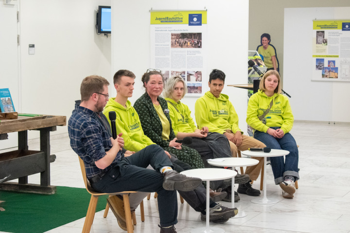 Gespräch zur Ausstellung mit der Leiterin des Teams Jugendbauhütten Silke Strauch und Freiwilligen der Jugendbauhütten