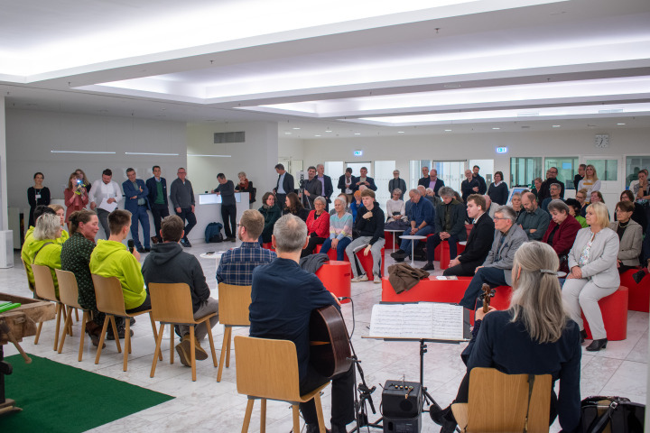 Blick in das Foyer des Landtages während der Ausstellungseröffnung