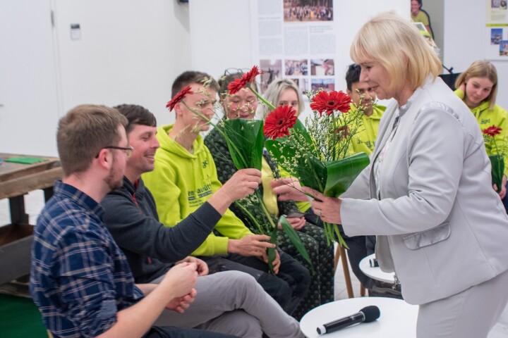 Landtagspräsidentin Prof. Dr. Ulrike Liedtke (r.) bedankt sich bei den Teilnehmerinnen und Teilnehmern des Gespräches zur Ausstellung.