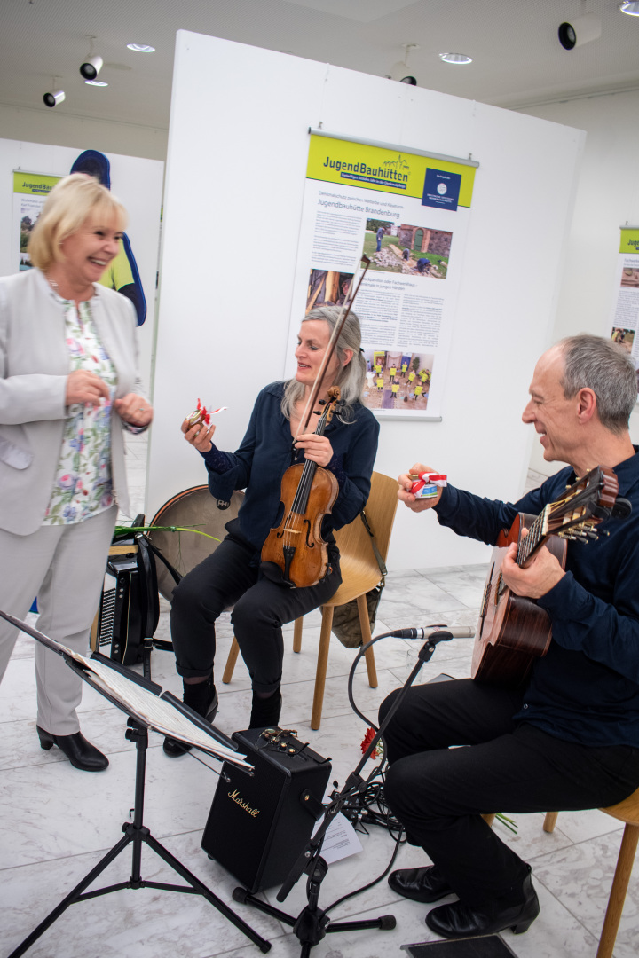 Landtagspräsidentin Prof. Dr. Ulrike Liedtke (l.) bedankt sich bei dem Duo Finesco für die muskalische Begleitung der Ausstellungseröffnung.