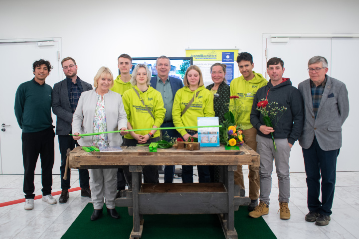 Gruppenfoto mit der Landtagspräsidentin Prof. Dr. Ulrike Liedtke (3. v. l.), dem Landeskonservator Prof. Dr. Thomas Drachenberg (6. v. l.), dem Dipl. Architekten Bernd Henning (r.), der Leiterin des Teams der Jugendbauhütten Silke Strauch (4. v. r.) und den Teilnehmerinnen und Teilnehmern am Gespräch.