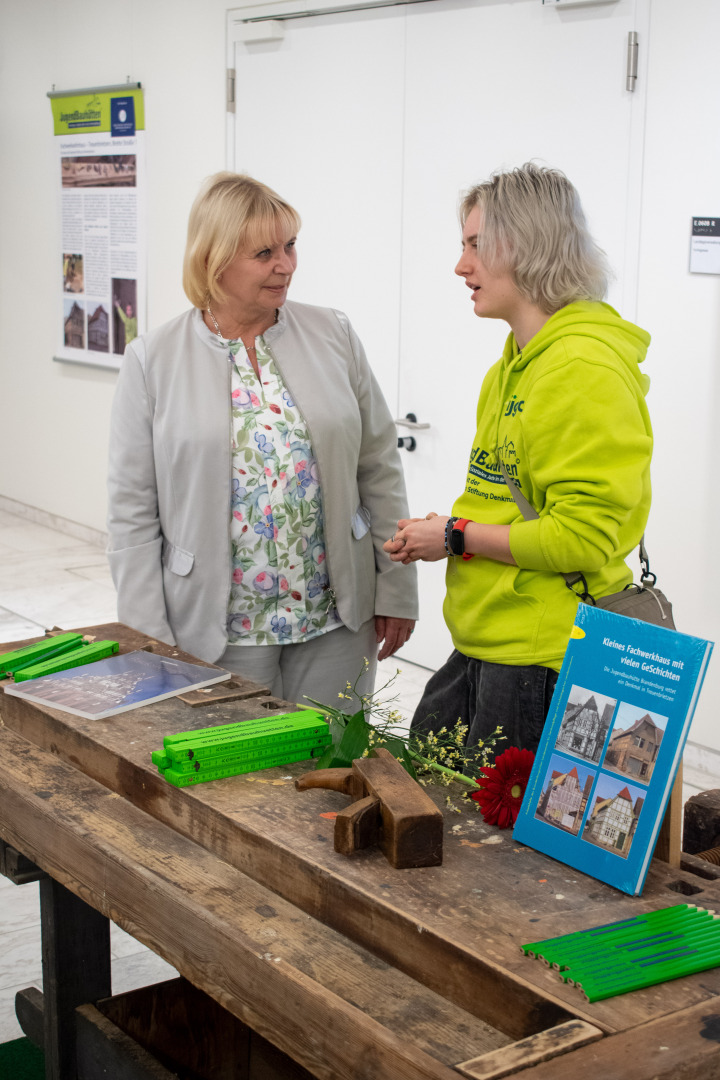 Landtagspräsidentin Prof. Dr. Ulrike Liedtke (l.) im Gespräch mit einer Freiwilligen der Jugendbauhütten