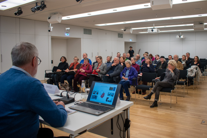 Blick in den Veranstaltungsraum während der Begrüßung der Landtagspräsidentin Prof. Dr. Ulrike Liedtke