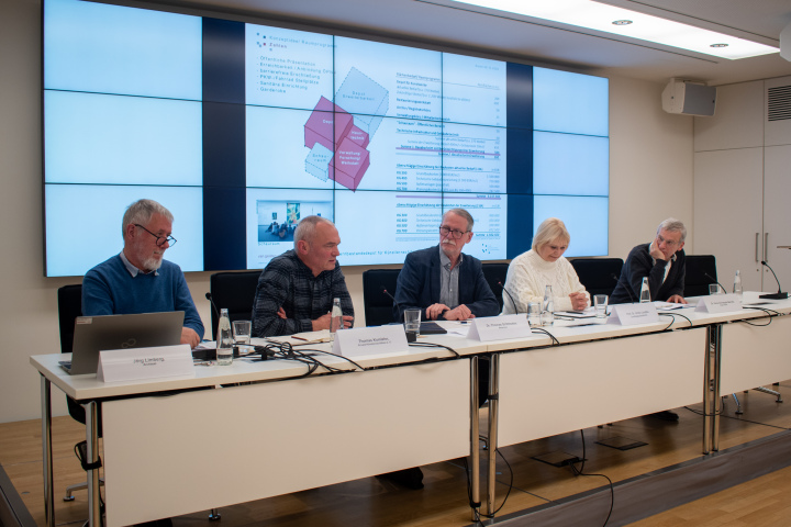 Blick ins Podium, (v. l. n. r.:) Architekt Jörg Limberg, Kurator Thomas Kumlehn, Moderator Dr. Thomas Strittmatter, Landtagspräsidentin Prof. Dr. Ulrike Liedtke und Abgeordneter Dr. Hans-Christoph Berndt