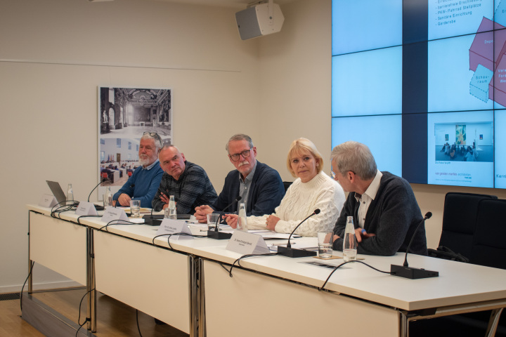 Blick ins Podium, (v. l. n. r.:) Architekt Jörg Limberg, Kurator Thomas Kumlehn, Moderator Dr. Thomas Strittmatter, Landtagspräsidentin Prof. Dr. Ulrike Liedtke und Abgeordneter Dr. Hans-Christoph Berndt