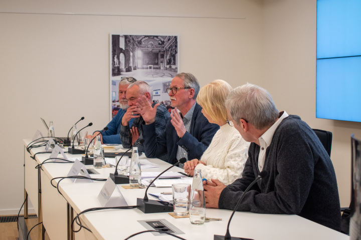 Blick ins Podium, (v. l. n. r.:) Architekt Jörg Limberg, Kurator Thomas Kumlehn, Moderator Dr. Thomas Strittmatter, Landtagspräsidentin Prof. Dr. Ulrike Liedtke und Abgeordneter Dr. Hans-Christoph Berndt