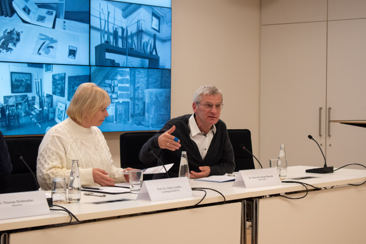 Landtagspräsidentin Prof. Dr. Ulrike Liedtke (l.) und Abgeordneter Dr. Hans-Christoph Berndt (r.) im Austausch mit dem Publikum