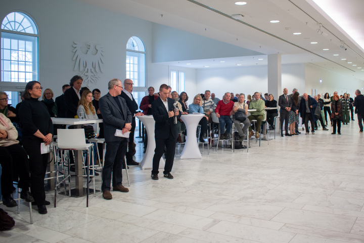 Blick in die Lobby während der Ausstellungseröffnung