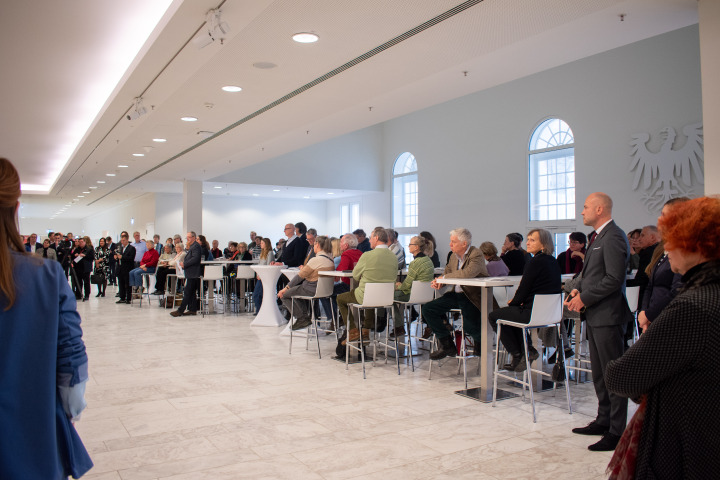 Blick in die Lobby während der Ausstellungseröffnung