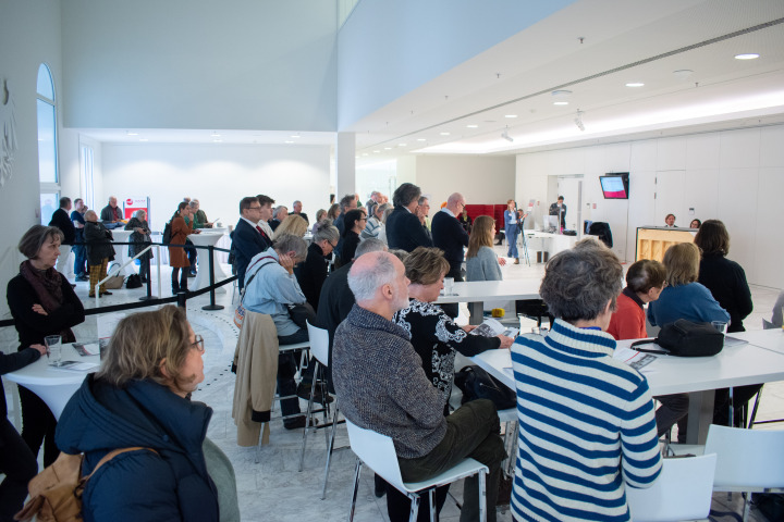 Blick in die Lobby während der Ausstellungseröffnung