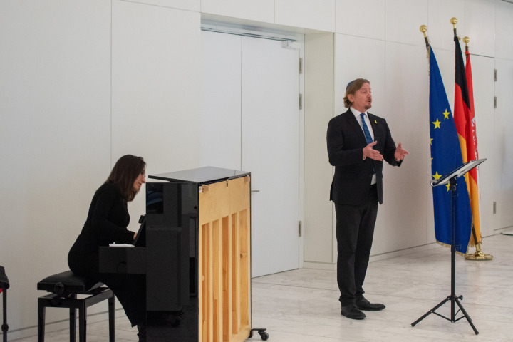 Musikalischer Ausklang der Ausstellungseröffnung mit Isidoro Abramowicz (Gesang), Leiter der Kantorenausbildung am Abraham Geiger Kolleg Potsdam und Başak Dilara Lakatos (Klavier), Ballettpianistin beim Staatsballett Berlin