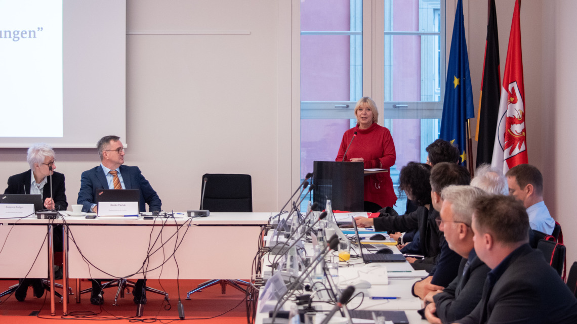 Landtagspräsidentin Prof. Dr. Ulrike Liedtke begrüßte die Teilnehmenden zu Beginn der Sitzung des Arbeitskreises Steuerschätzung.