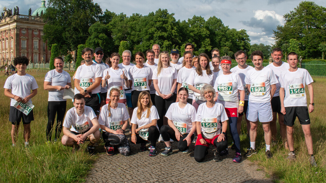 Gruppenfoto aller Läuferinnen und Läufer des Landtags-Team beim AOK-Firmenlauf