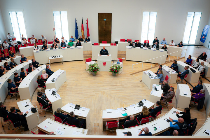 Blick in den Plenarsaal während der Feierstunde anlässlich 25 Jahre Einsatz-Notsorge-Team im Land Brandenburg