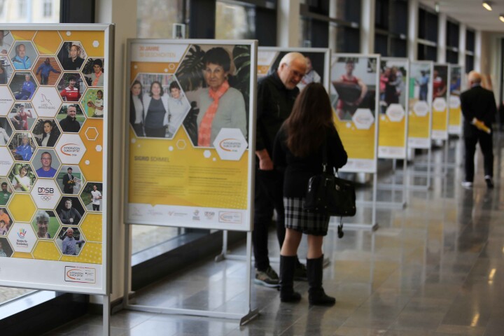 Titelbild der Ausstellung „Wege in den Sport – Ehrenamtliche Engagements im Programm `Integration durch Sport´ des Landessportbundes Brandenburg‘‘ 