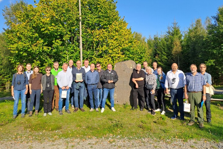 Impression der Reise des ALUK nach Südschweden, Gruppenfoto im Forschungswald der Linné-Universität Växjö