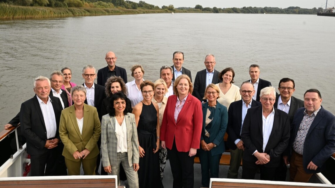 Gruppenfoto mit der Bundestagspräsidentin Bärbel Bas (5. v. r.) und den Präsidentinnen und Präsidenten sowie den Direktorinnen und Direktoren der deutschen Landtage