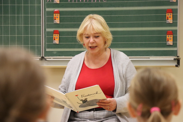 Landtagspräsidentin Prof. Dr. Ulrike Liedtke hat Erstklässlern der Karl-Liebknecht-Grundschule in Neuruppin die Geschichte von der Maus „Frederick“ von Leo Lionni vorgelesen. 