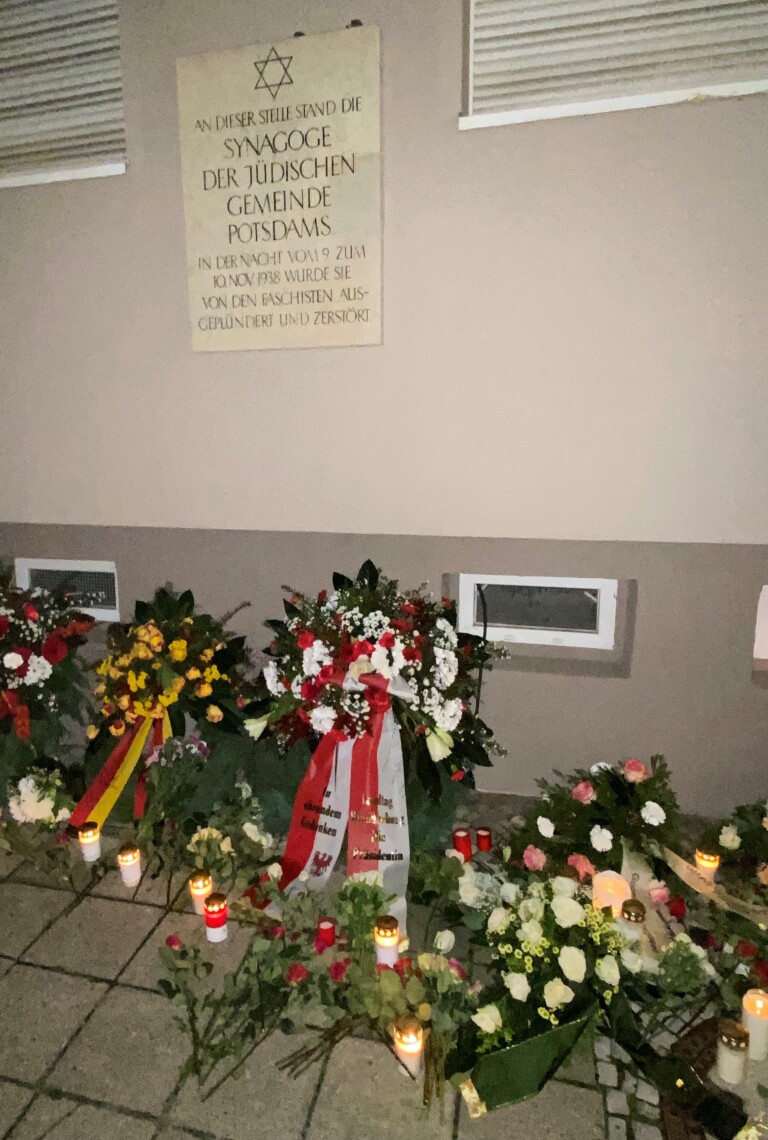 Kränze zum Gedenken für die Opfer der November-Progromme am Standort der ehemaligen Synagoge am Platz der Einheit in Potsdam