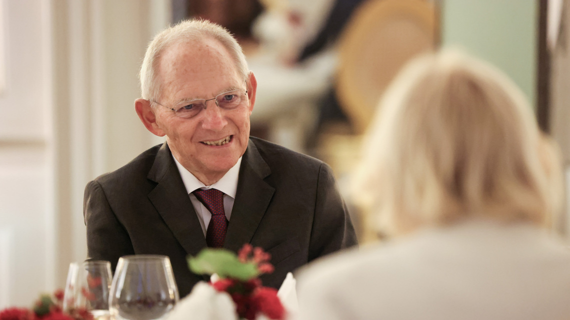 Dr. Wolfgang Schäuble im Gespräch mit Landtagspräsidentin Prof. Dr. Ulrike Liedtke beim festlichen Abendessen anlässlich des 30. Jahrestags der Deutschen Einheit in den Neuen Kammern von Sanssouci am 2. Oktober 2020