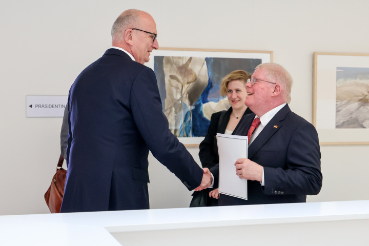 Ministerpräsident Dr. Dietmar Woidke (l.) begrüßt den Gesandten der Botschaft der Vereinigten Staaten von Amerika Woodward Clarke Price (r.)