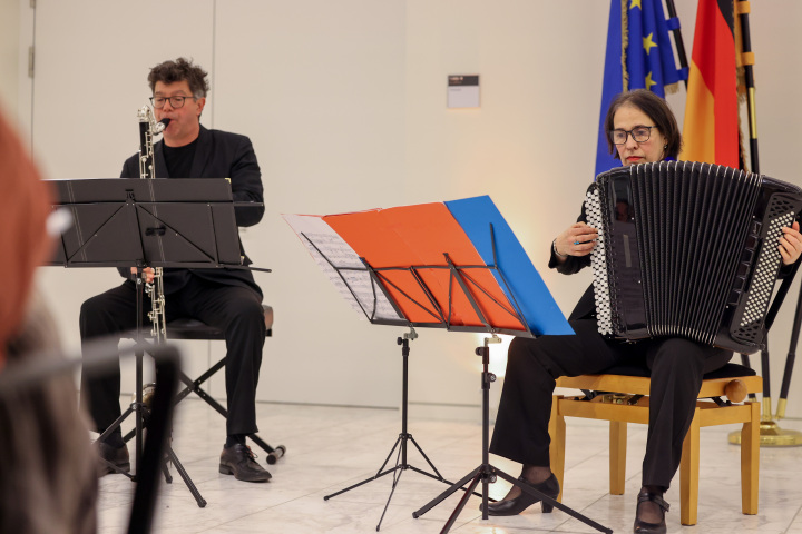 Musikalische Umrahmung der Ausstellungseröffnung mit Christine Paté (r.) und Matthias Badczong (l.)