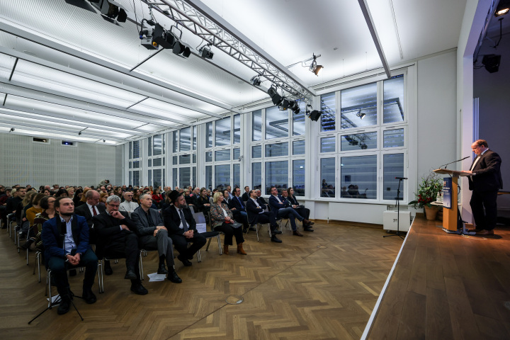 Blick in den Festsaal während des Grußwortes des Vorsitzenden der Gesellschaft für christlich-jüdische Zusammenarbeit Potsdam Tobias Barniske