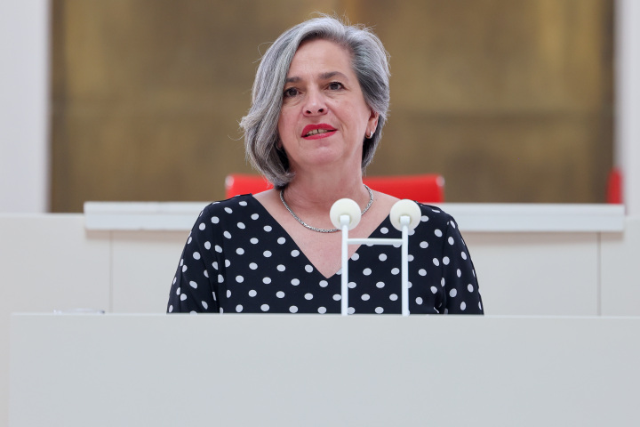 Begrüßung der Landtagsvizepräsidentin Barbara Richstein zur Preisverleihung im Landtag