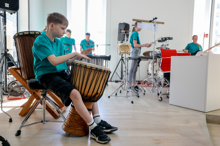 Musikalischer Auftakt mit den Drum People, Musikensemble der Kunst- und Musikschule Schwedt/Oder