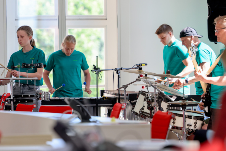 Musikalischer Auftakt mit den Drum People, Musikensemble der Kunst- und Musikschule Schwedt/Oder