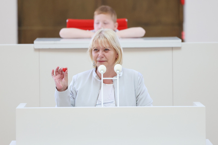 Landtagspräsidentin Prof. Dr. Ulrike Liedtke spricht zum Kindertag im Plenarsaal des Landtages Brandenburg