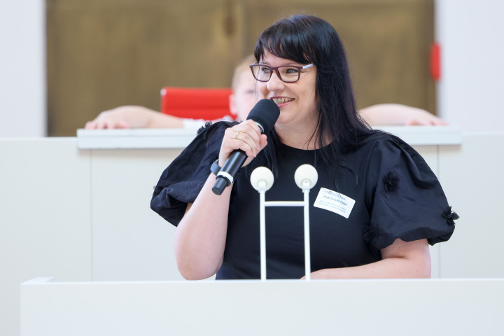 Die Geschäftsführerin der Stiftung Hilfe für Familien in Not Anja-Christin Faber spricht zum Kindertag im Plenarsaal