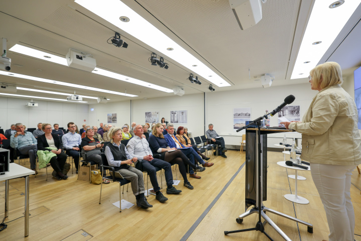 Blick in den Veranstaltungsraum während des Grußwortes der Landtagspräsidentin Prof. Dr. Ulrike Liedtke
