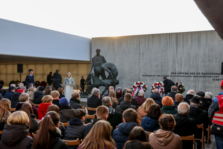 Blick in den zentralen Gedenkort „Station Z“ während der Gedenkveranstaltung für die Opfer des Nationalsozialismus am 29.01.2024.