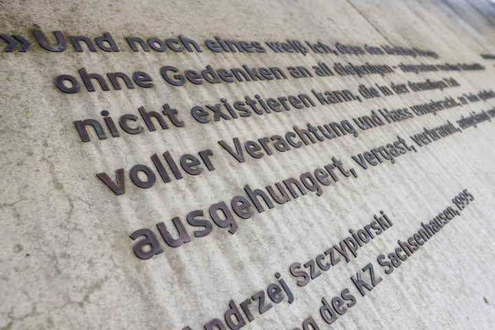Impression des Gedenkens in der Gedenkstätte Sachsenhausen