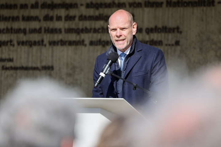 Begrüßung des Direktors der Stiftung Brandenburgische Gedenkstätten Axel Drecoll am Gedenkort "Station Z" in der KZ-Gedenkstätte Sachsenhausen