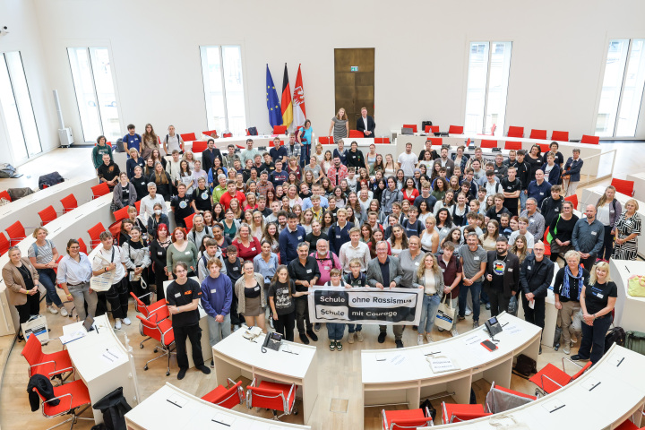 Gruppenfoto aller Teilnehmerinnen und Teilnehmer des Landestreffens der „Schulen ohne Rassismus – Schulen mit Courage“ 2024
