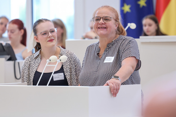 Vorstellung der Schule durch Frau Rauch (r.) und Maria Waligora (l.) vom Einstein-Gymnasium Angermünde