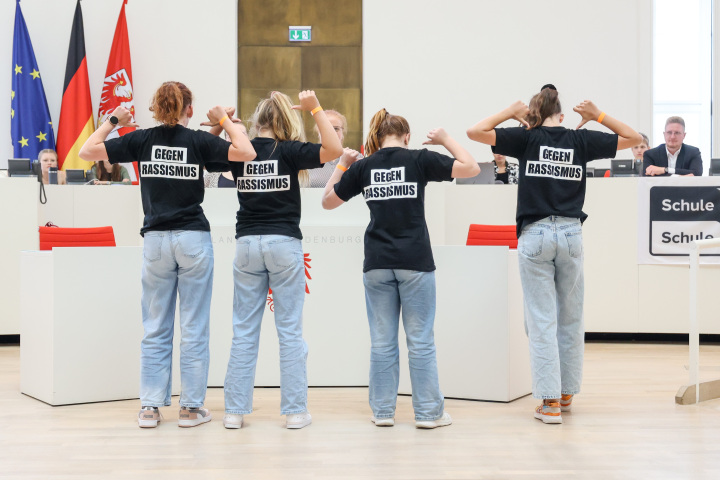 Choreografie „Song gegen Rassismus“ durch Schülerinnen der Herbert-Tschäpe Grundschule