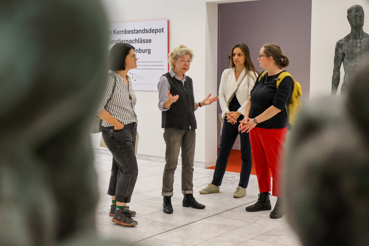 Impression der Führung durch die Jahres-Kunstausstellung im Landtag
