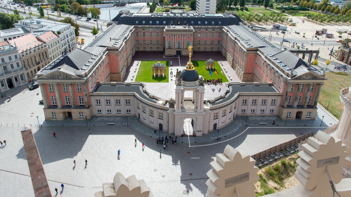 Blick von der Nikolaikirche auf den Landtag