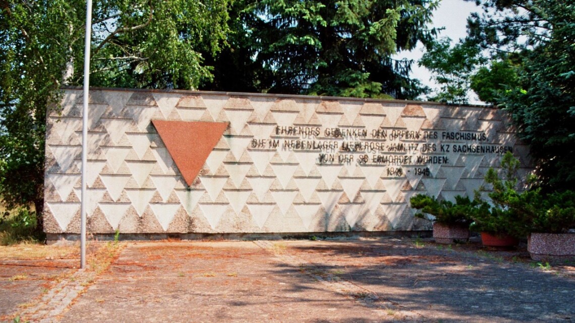 Das unter Denkmalschutz stehende Mahnmal gegen Faschismus und Krieg neben dem Friedhof in Lieberose. Mahnmal zum Gedenken an die Opfer des Faschismus im Nebenlager Lieberose-Jamlitz des KZ Sachsenhausen.