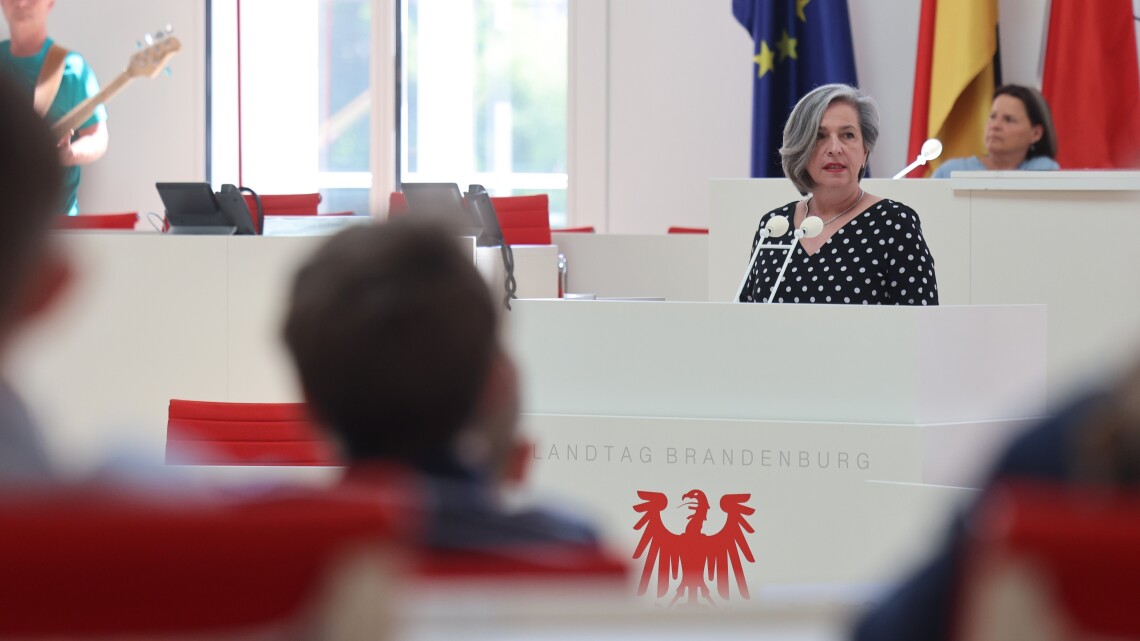 Vizepräsidentin Barbara Richstein begrüßt die Preisträgerinnen und Preisträger im Landtag.