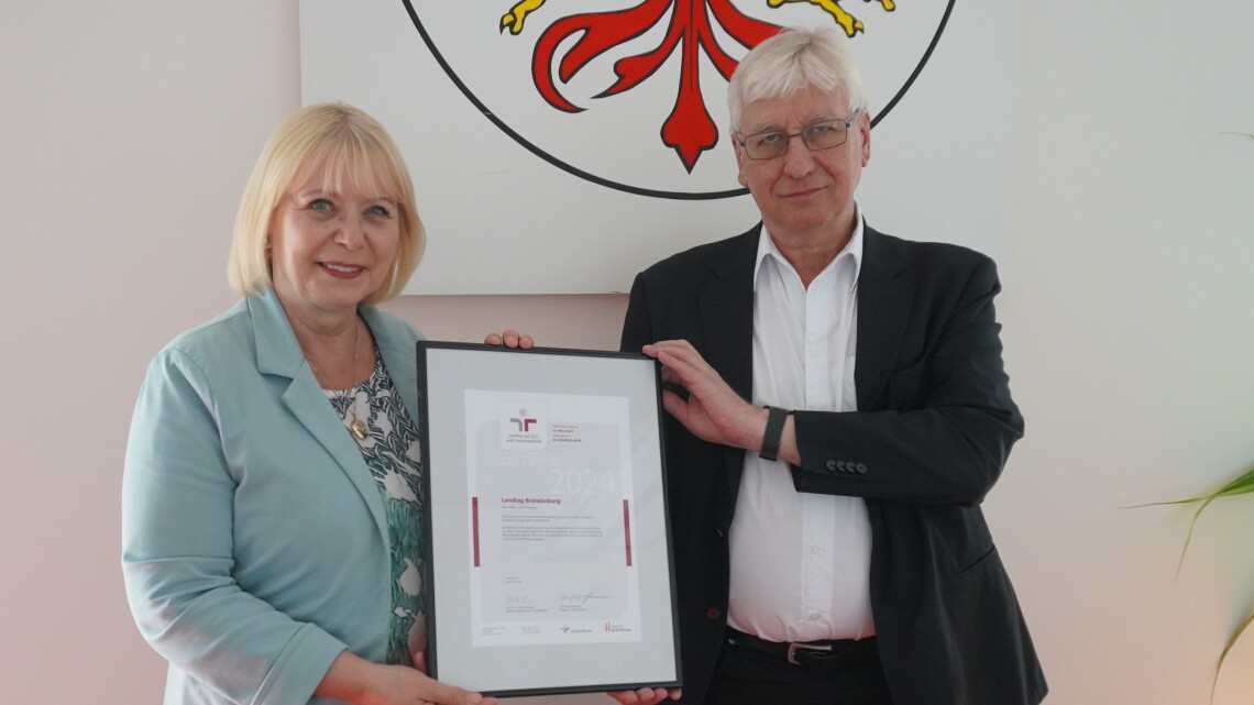 Landtagspräsidentin Prof. Dr. Ulrike Liedtke und der Direktor des Landtages Dr. Detlef Voigt mit dem verliehenen Zertifkat „audit berufundfamilie“.